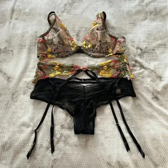 Victoria’s Secret Dream Angel Unlined Plunge with Matching Garter & Black Panty